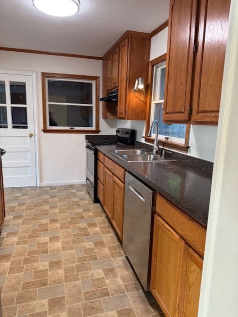 Loudonville House: 27 Knob Hill Road
