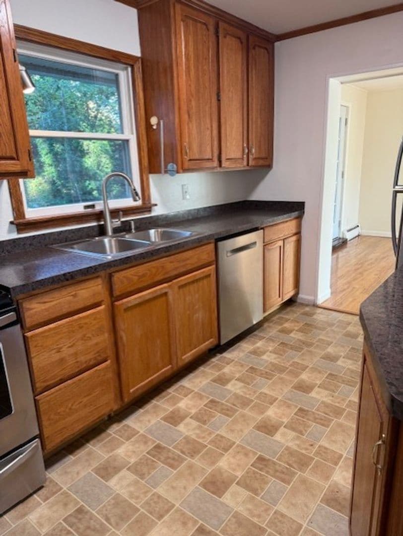 Loudonville House: 27 Knob Hill Road