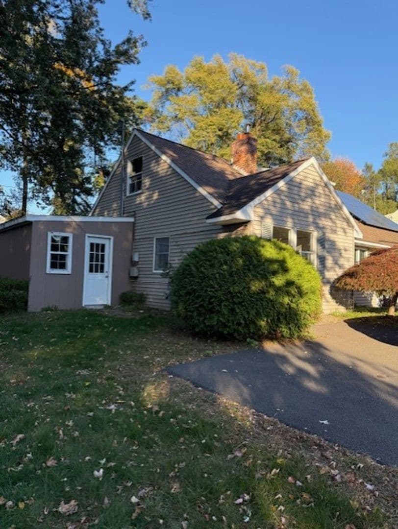 Loudonville House: 27 Knob Hill Road