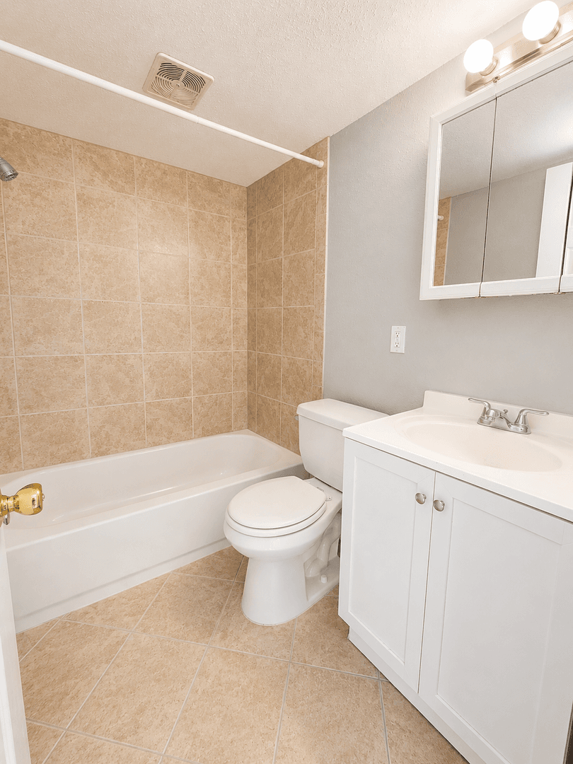 Lakewood Apartment: 550 Webster St