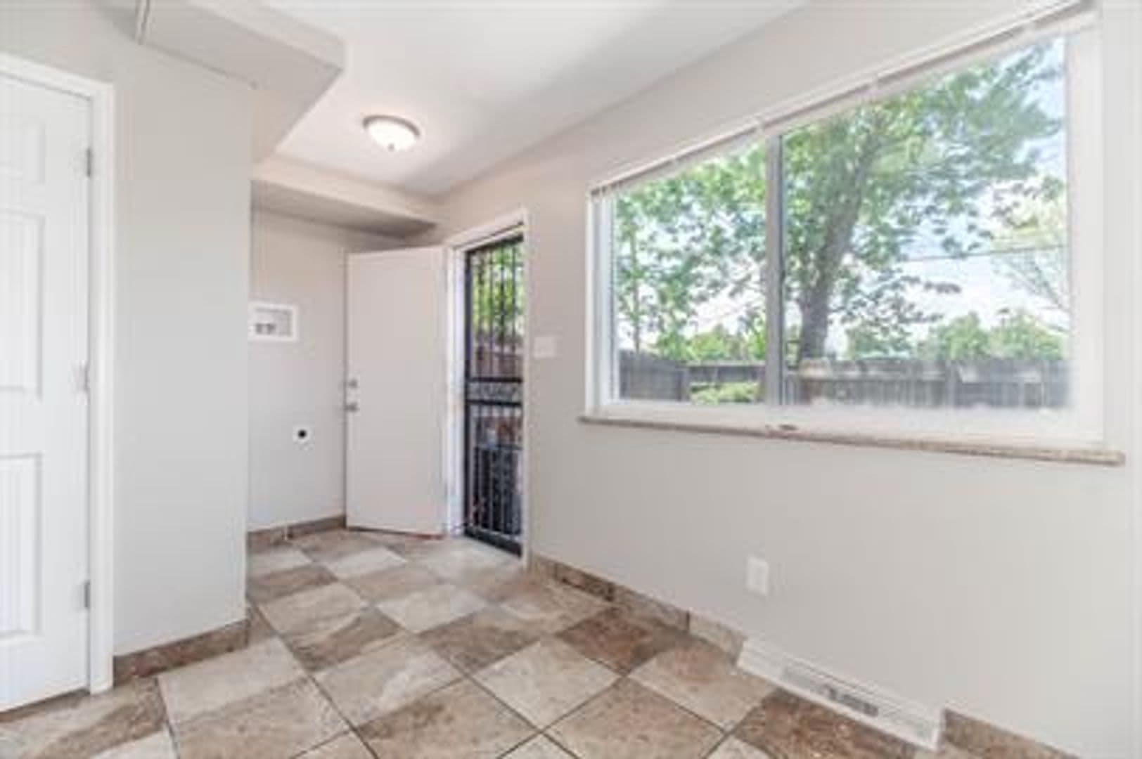 Lakewood Townhome: 1605 Fenton Street