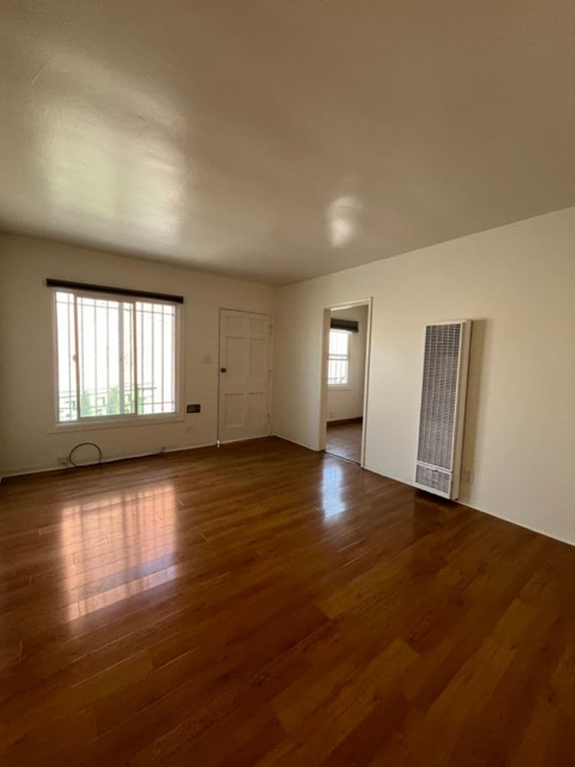 Los Angeles Apartment: 1908 S. Dunsmuir Avenue