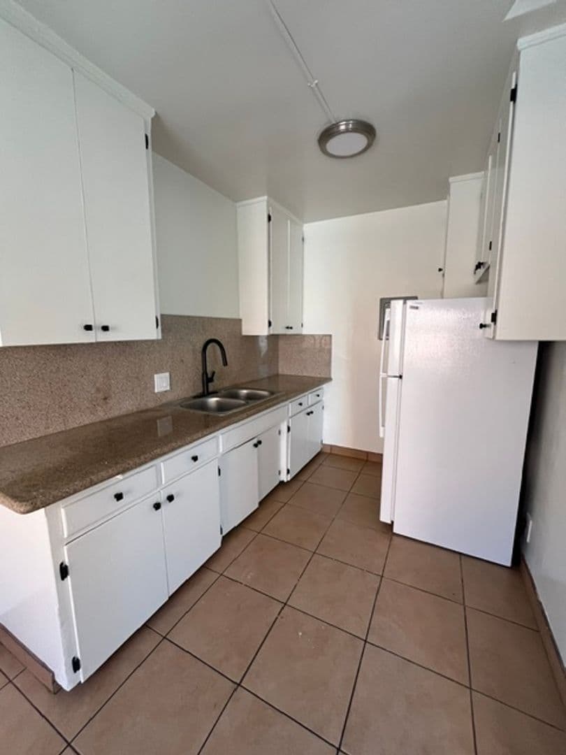 Los Angeles Apartment: 1908 S. Dunsmuir Avenue