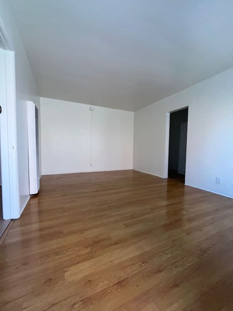 Los Angeles Apartment: 1908 S. Dunsmuir Avenue