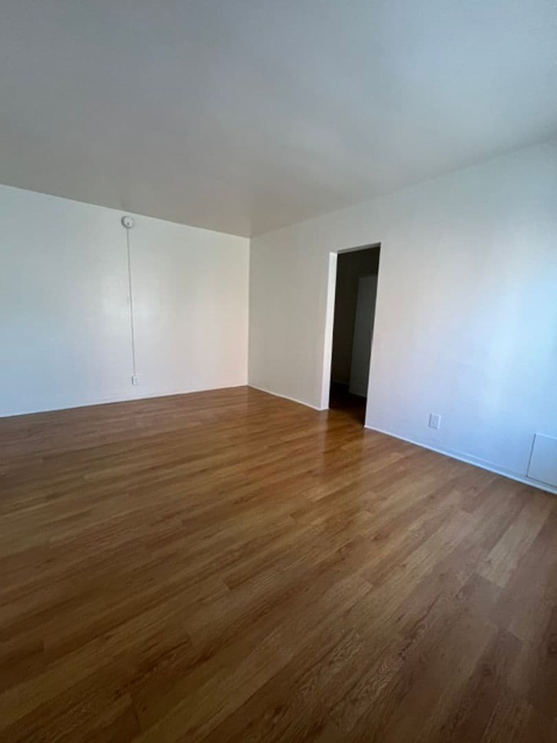 Los Angeles Apartment: 1908 S. Dunsmuir Avenue