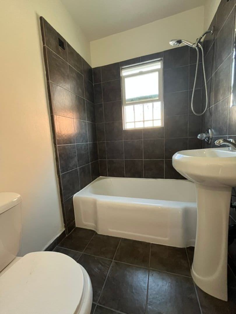 Los Angeles Apartment: 1908 S. Dunsmuir Avenue