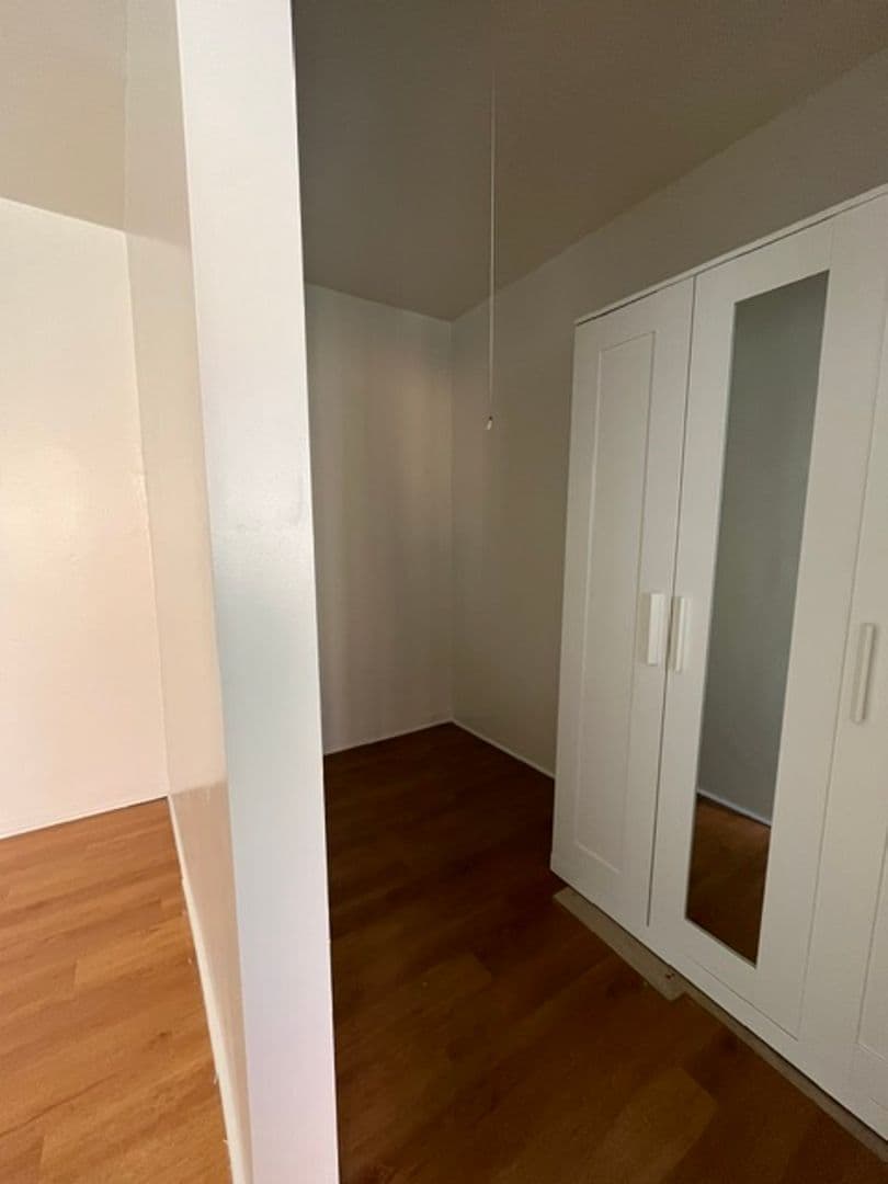 Los Angeles Apartment: 1908 S. Dunsmuir Avenue