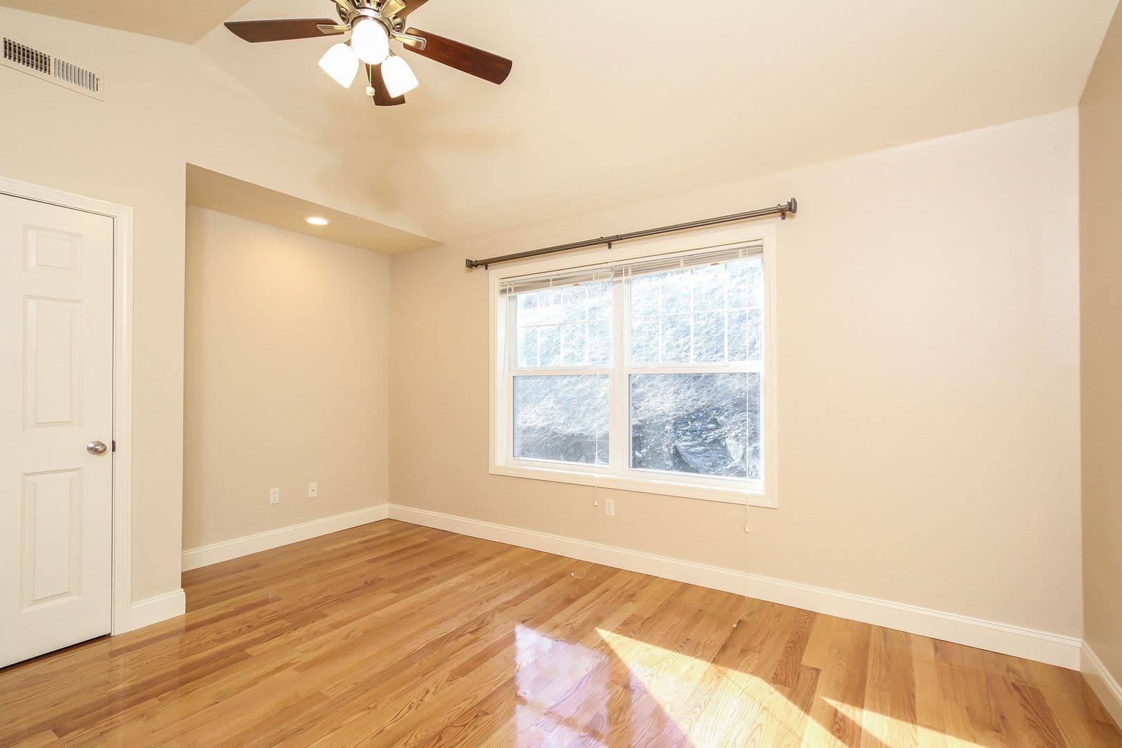 Norwich Apartment: 1201- 1310 River View Lane