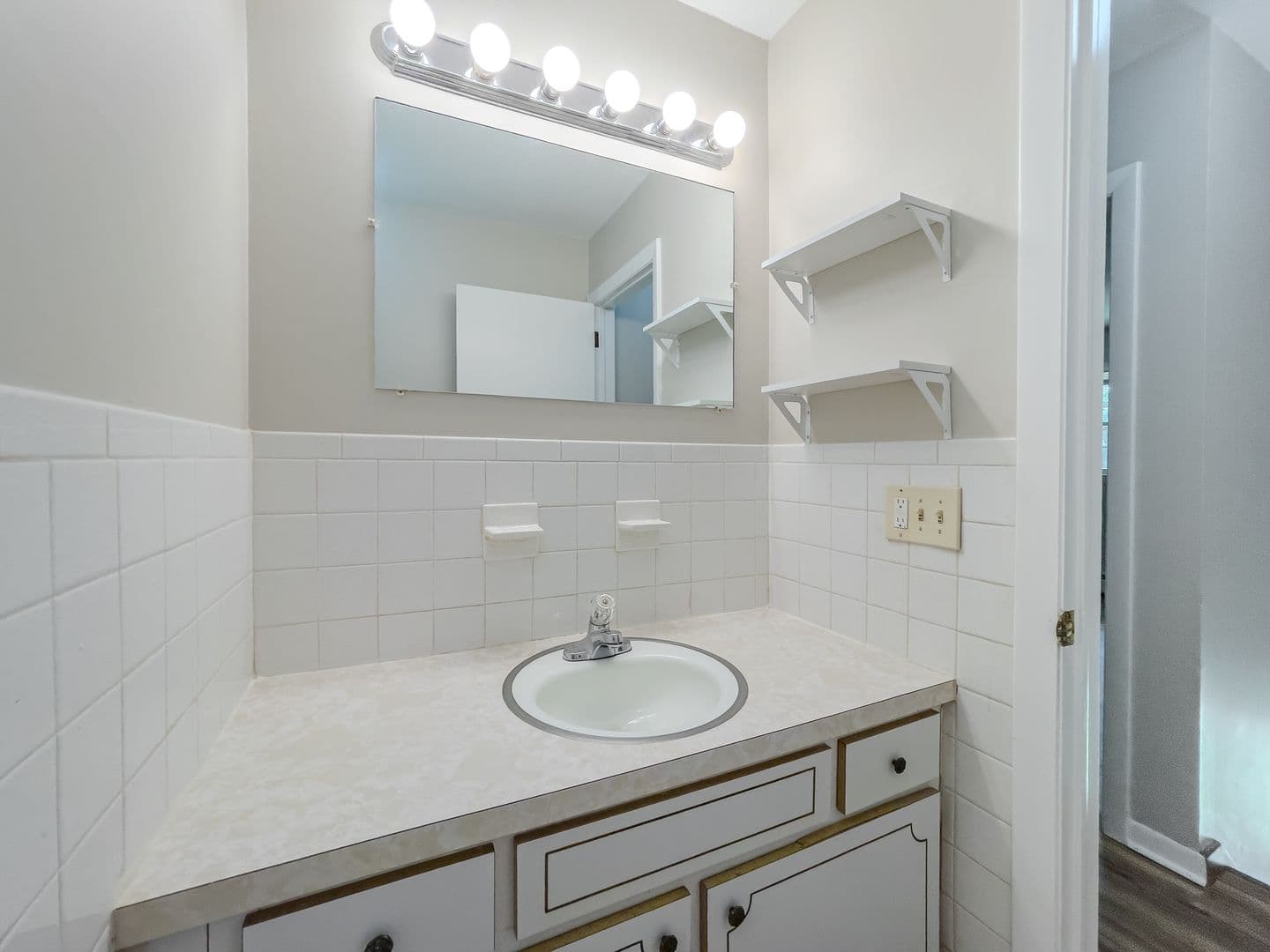 Oakdale Apartment: 73 Velgouse Rd