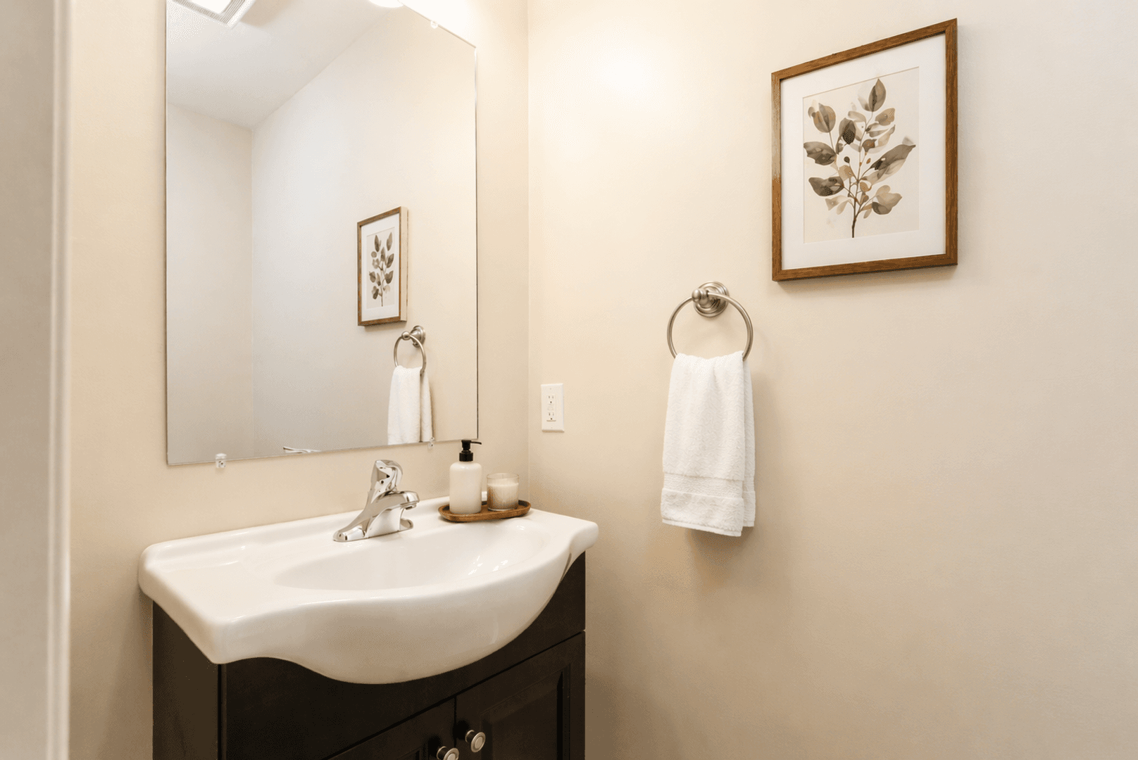 Norwich Apartment: 1201- 1310 River View Lane