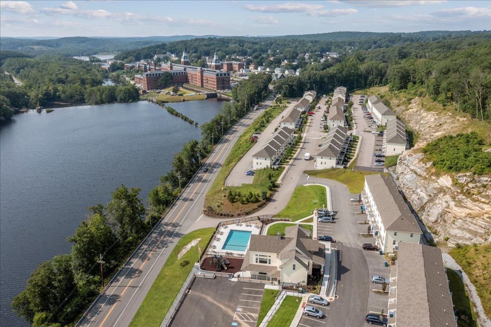 Norwich Apartment: 1201- 1310 River View Lane