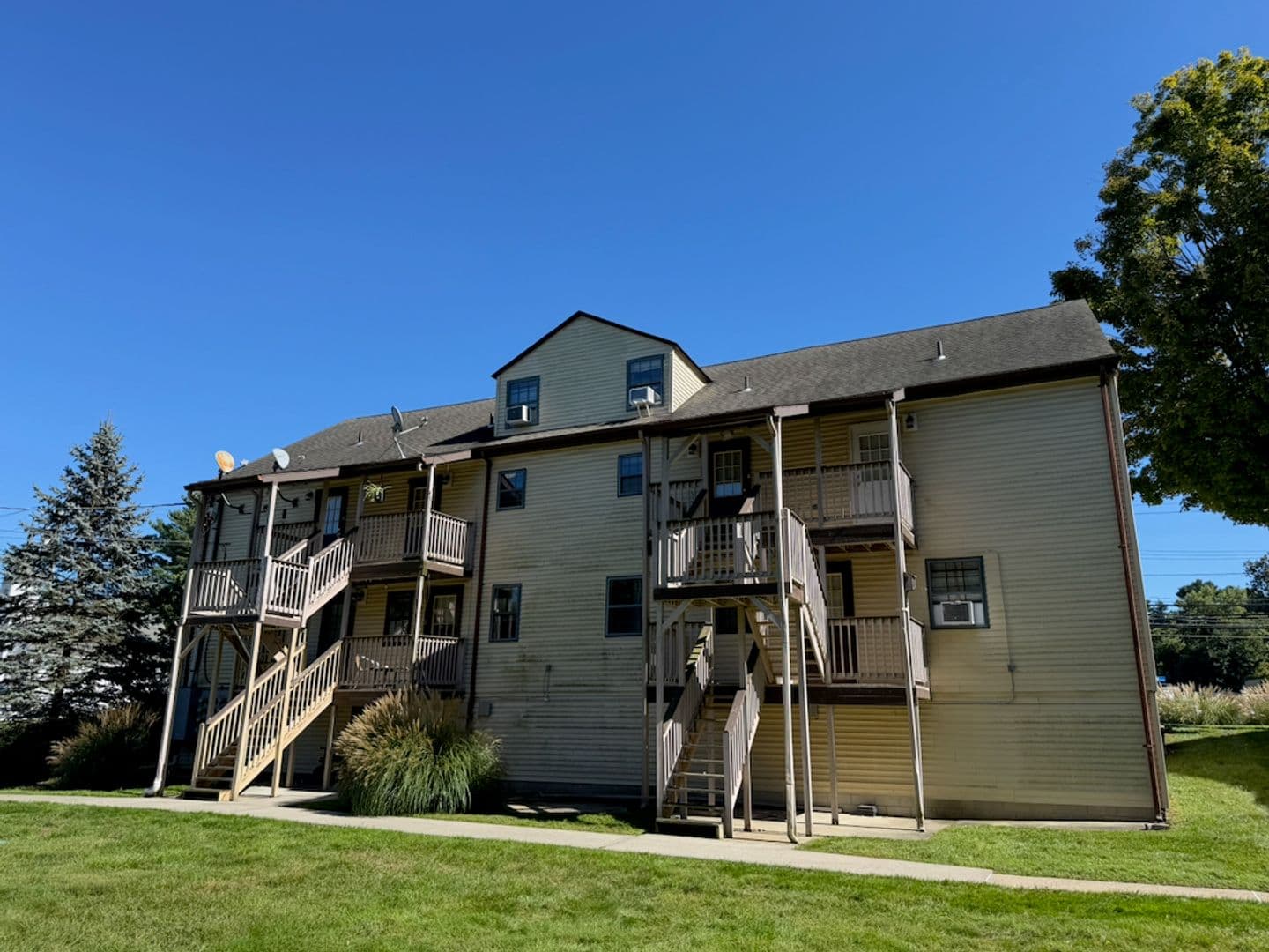 Bozrah Apartment: 195 Fitchville Rd.