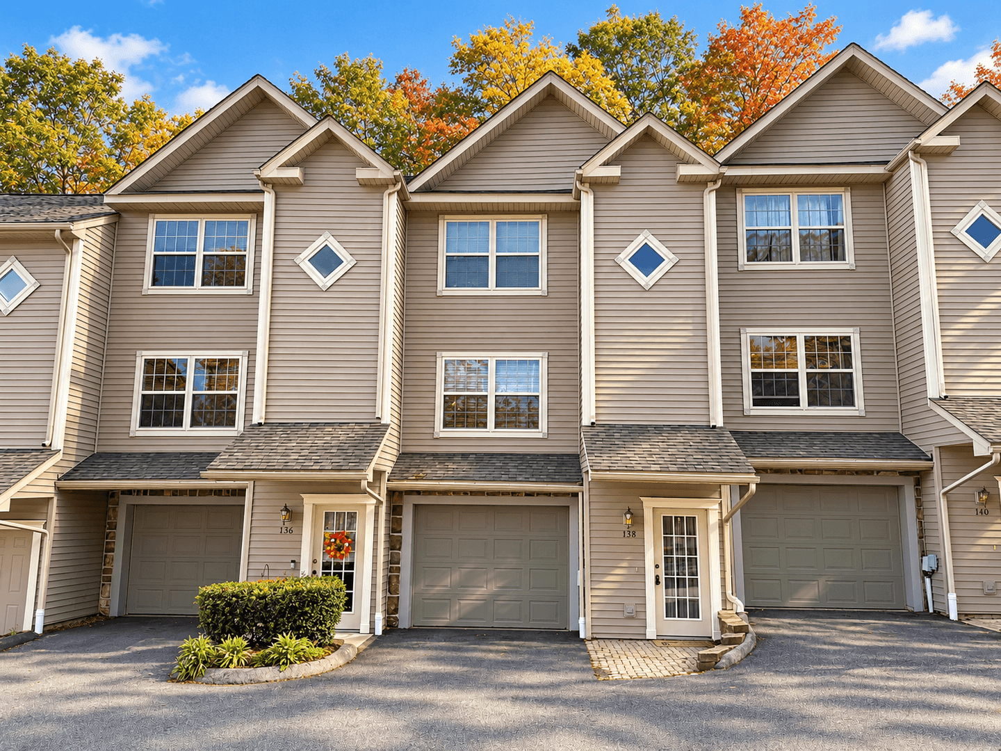 New London House: 19 Hawthorne Drive