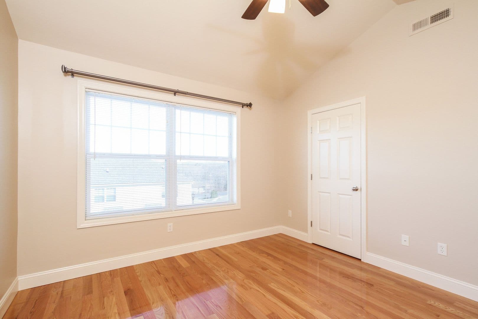 Norwich Apartment: 1201- 1310 River View Lane