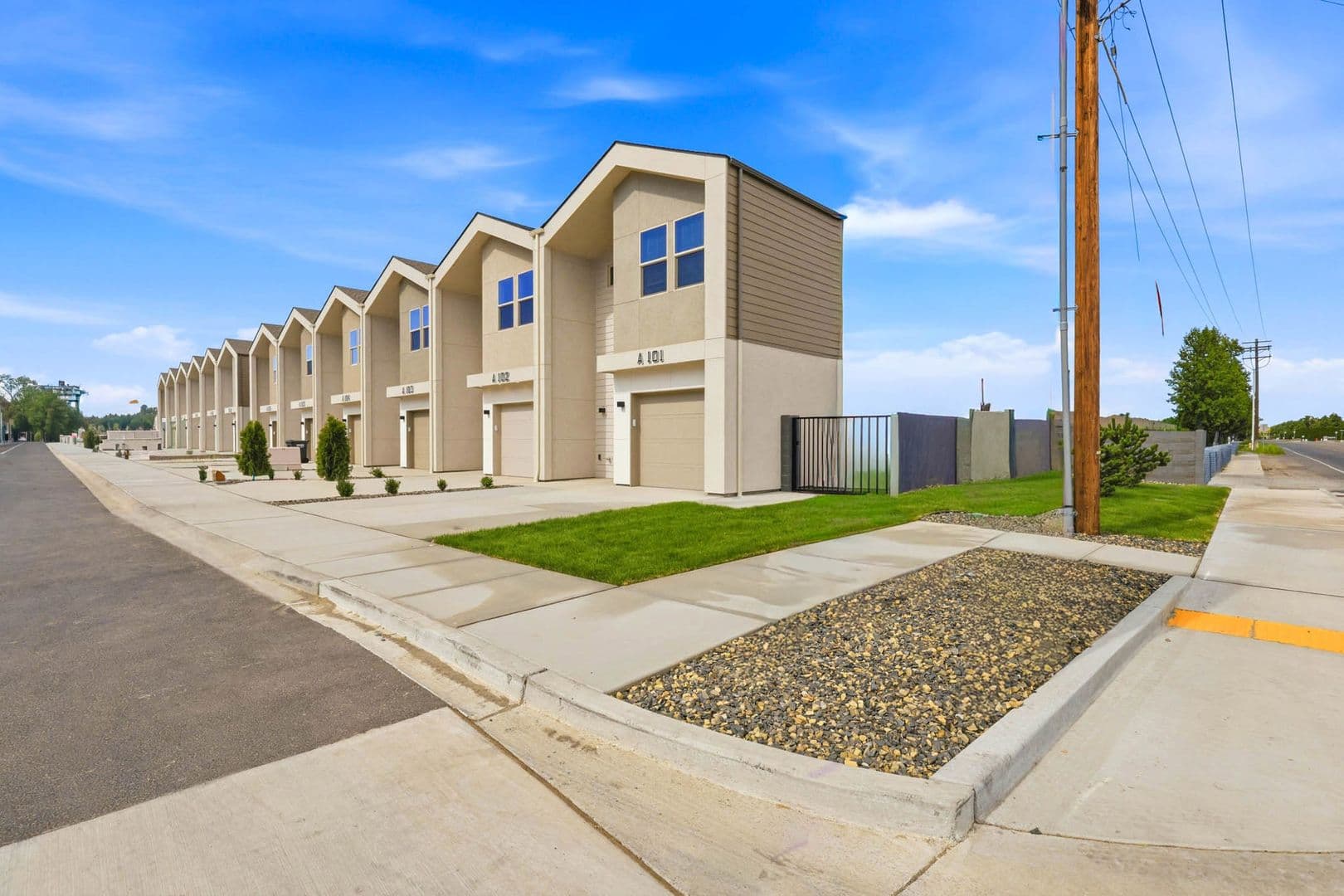 Pasco Townhome: 6820 W Court St