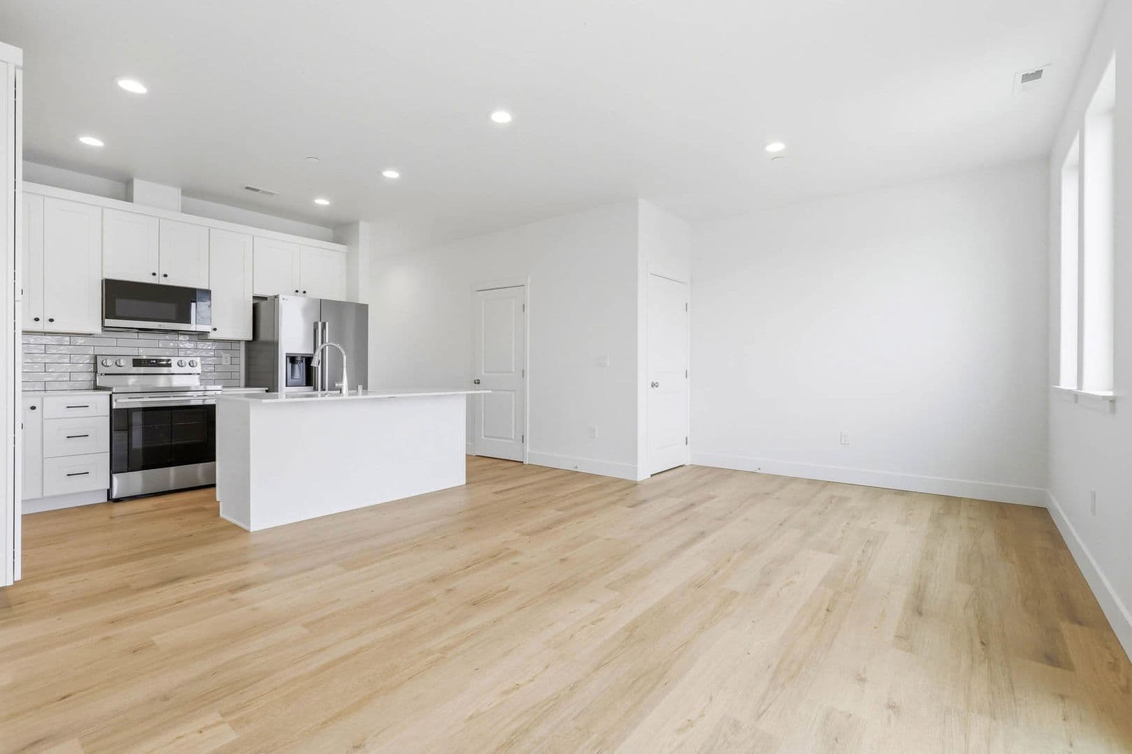 Pasco Townhome: 6820 W Court St