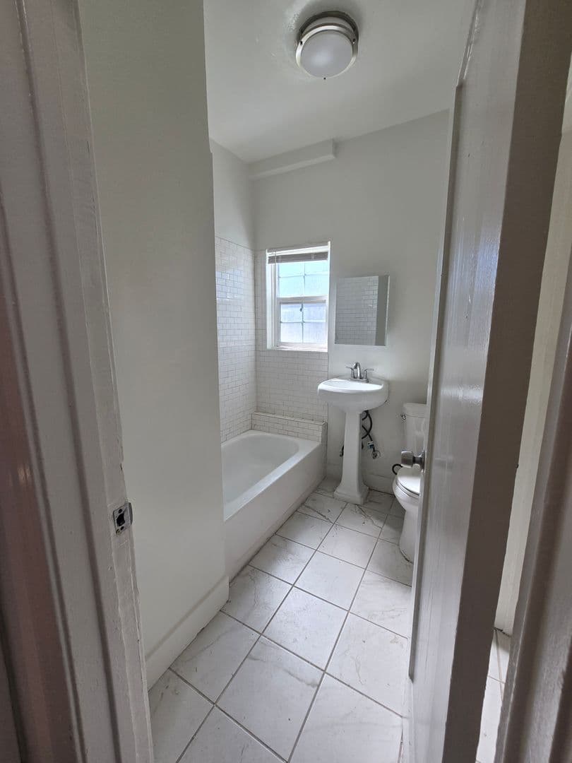 GLENDALE Apartment: 1317 - 1319 E. WILSON AVE