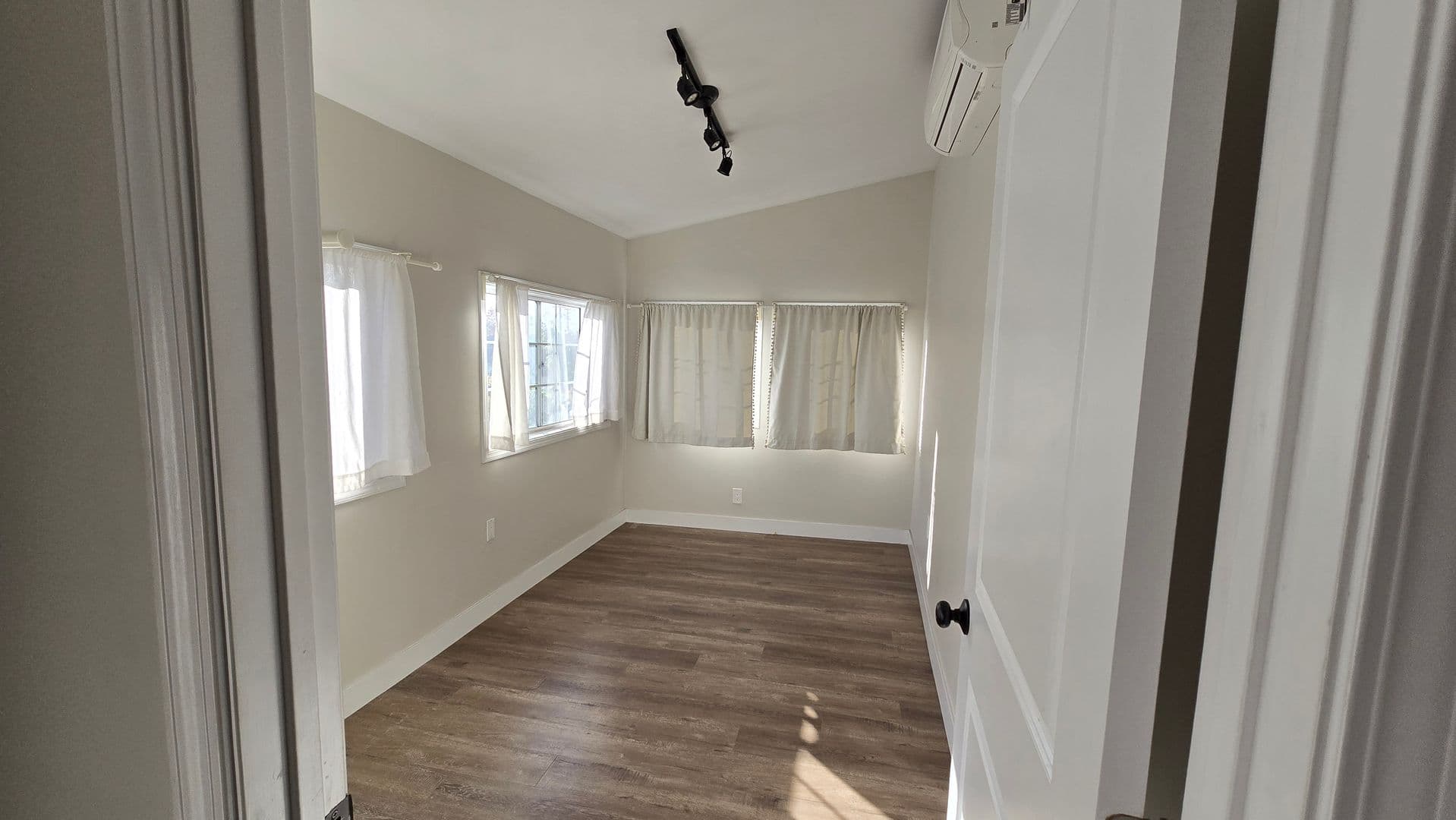 LOS ANGELES Apartment: 1234 - 1236 W. 22ND ST.