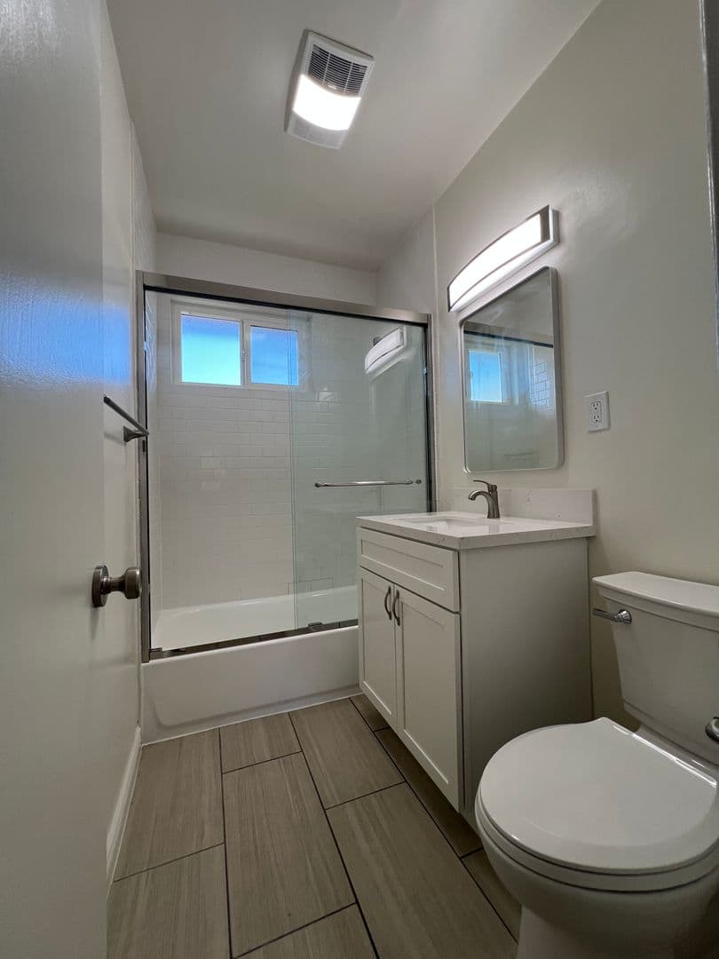 La Crescenta Apartment: 3920 La Crescenta Ave.