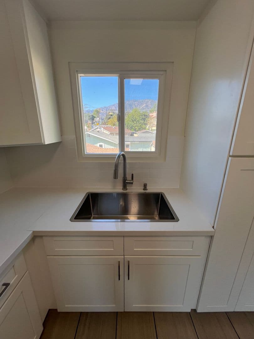 La Crescenta Apartment: 3920 La Crescenta Ave.