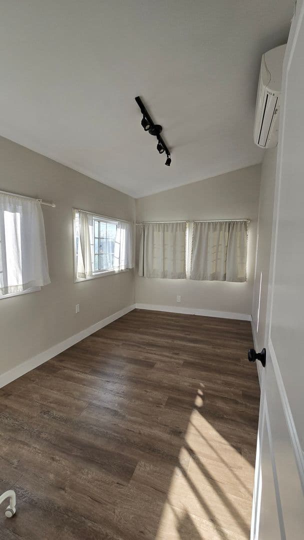 LOS ANGELES Apartment: 1234 - 1236 W. 22ND ST.