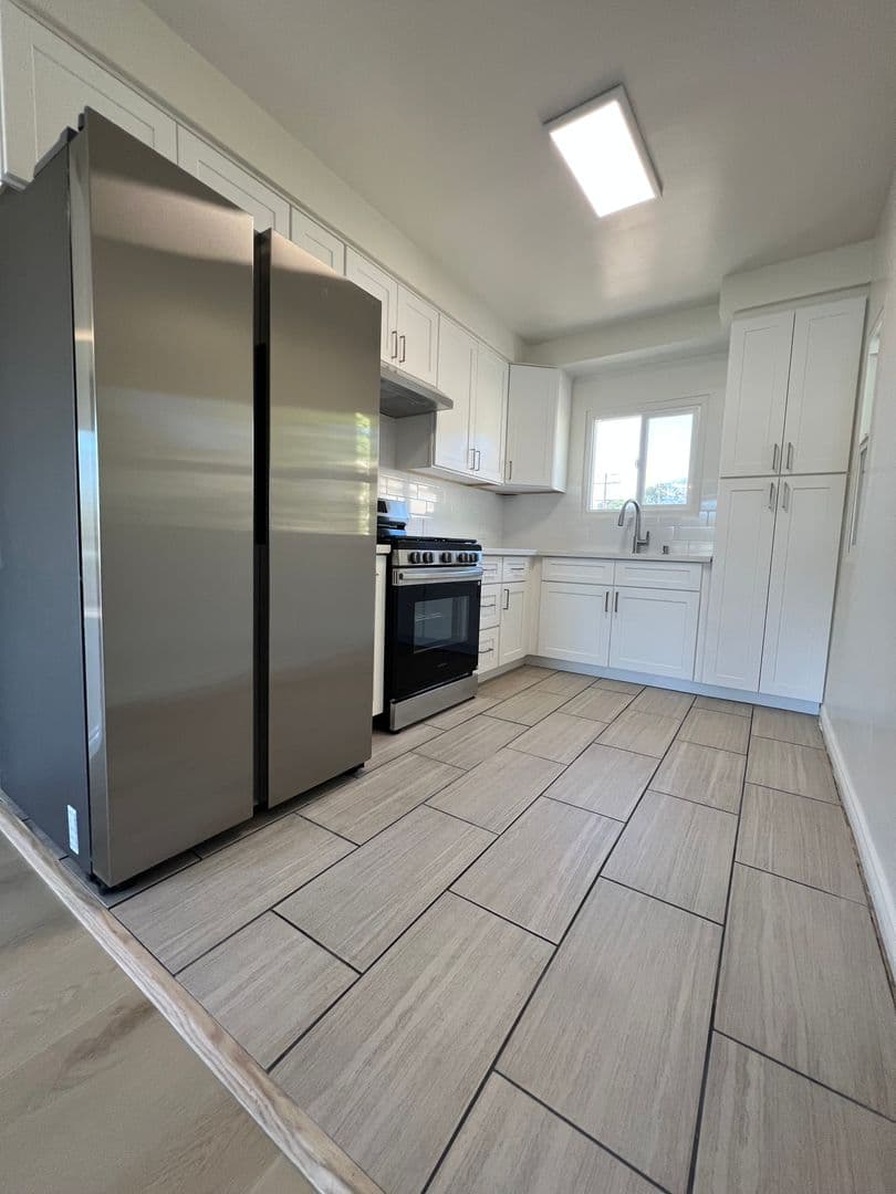 La Crescenta Apartment: 3920 La Crescenta Ave.