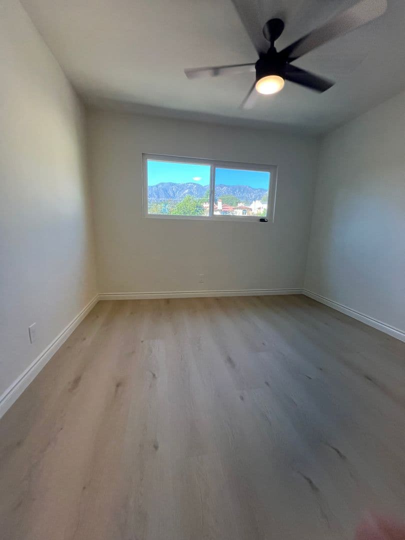 La Crescenta Apartment: 3920 La Crescenta Ave.