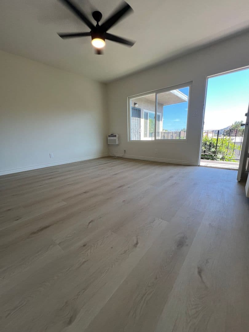 La Crescenta Apartment: 3920 La Crescenta Ave.