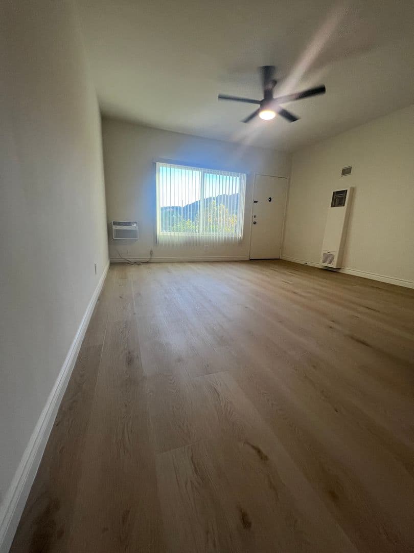 La Crescenta Apartment: 3920 La Crescenta Ave.