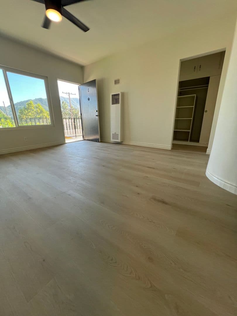 La Crescenta Apartment: 3920 La Crescenta Ave.