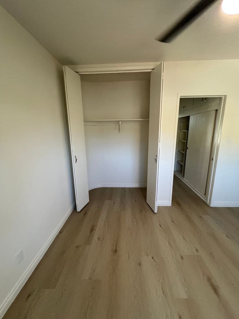 La Crescenta Apartment: 3920 La Crescenta Ave.
