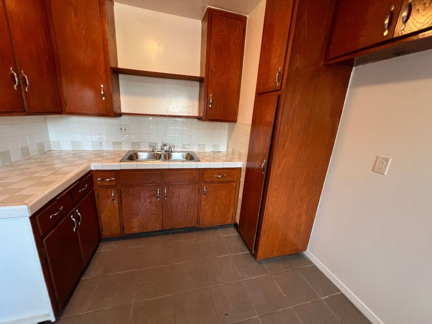 Los Angeles Apartment: 5192 West 20th St.