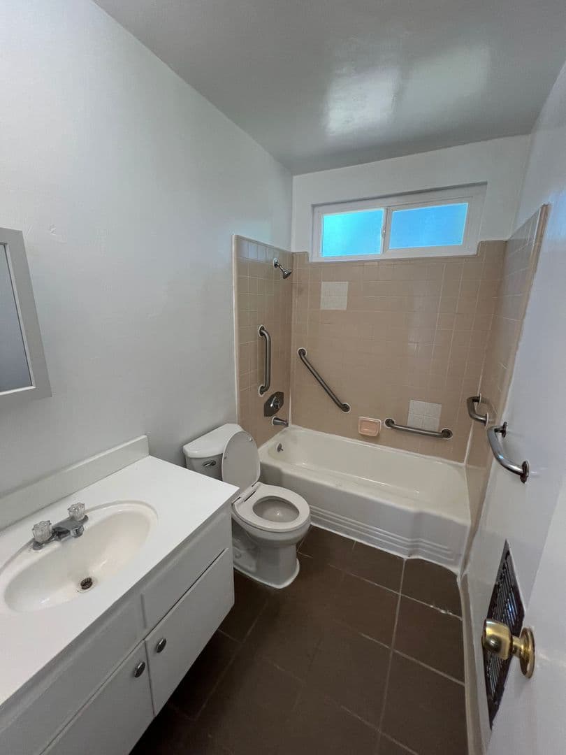 Los Angeles Apartment: 5192 West 20th St.