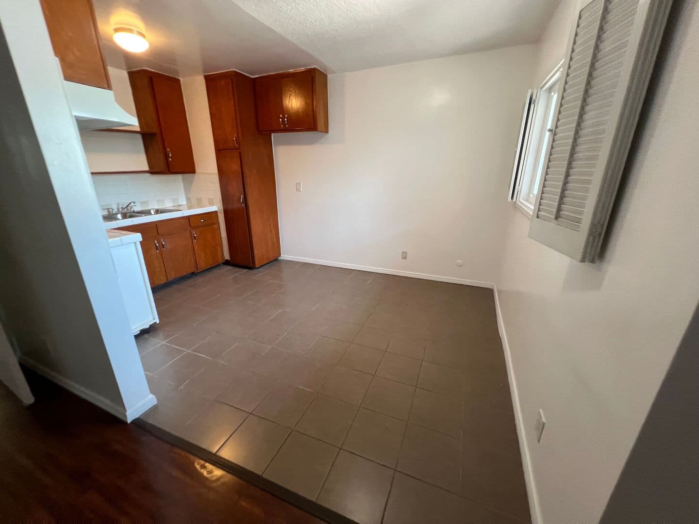Los Angeles Apartment: 5192 West 20th St.
