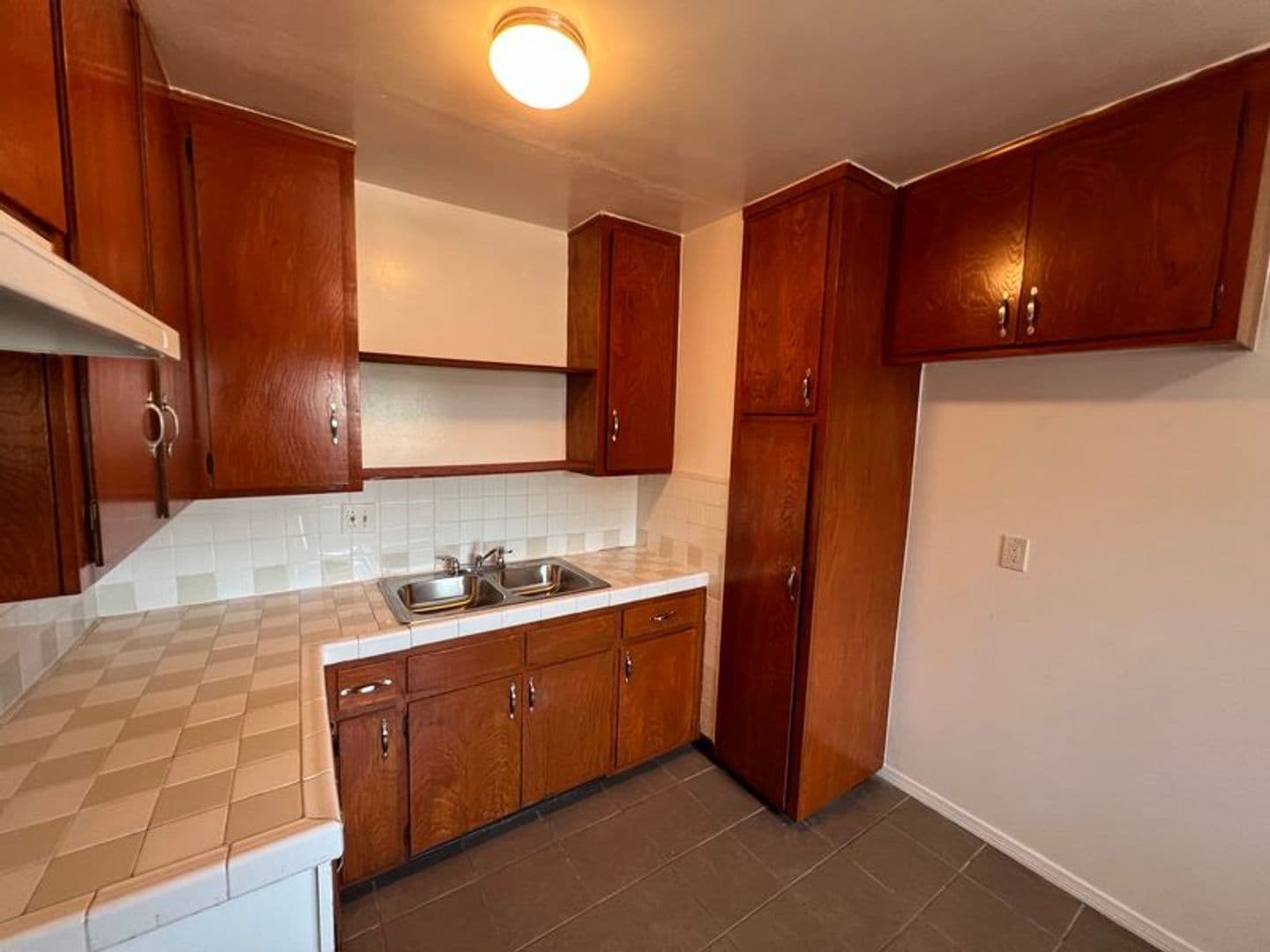 Los Angeles Apartment: 5192 West 20th St.