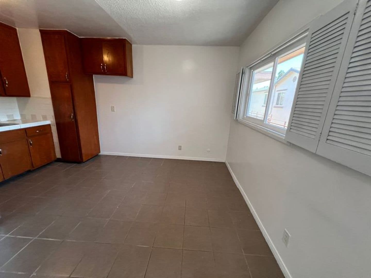 Los Angeles Apartment: 5192 West 20th St.