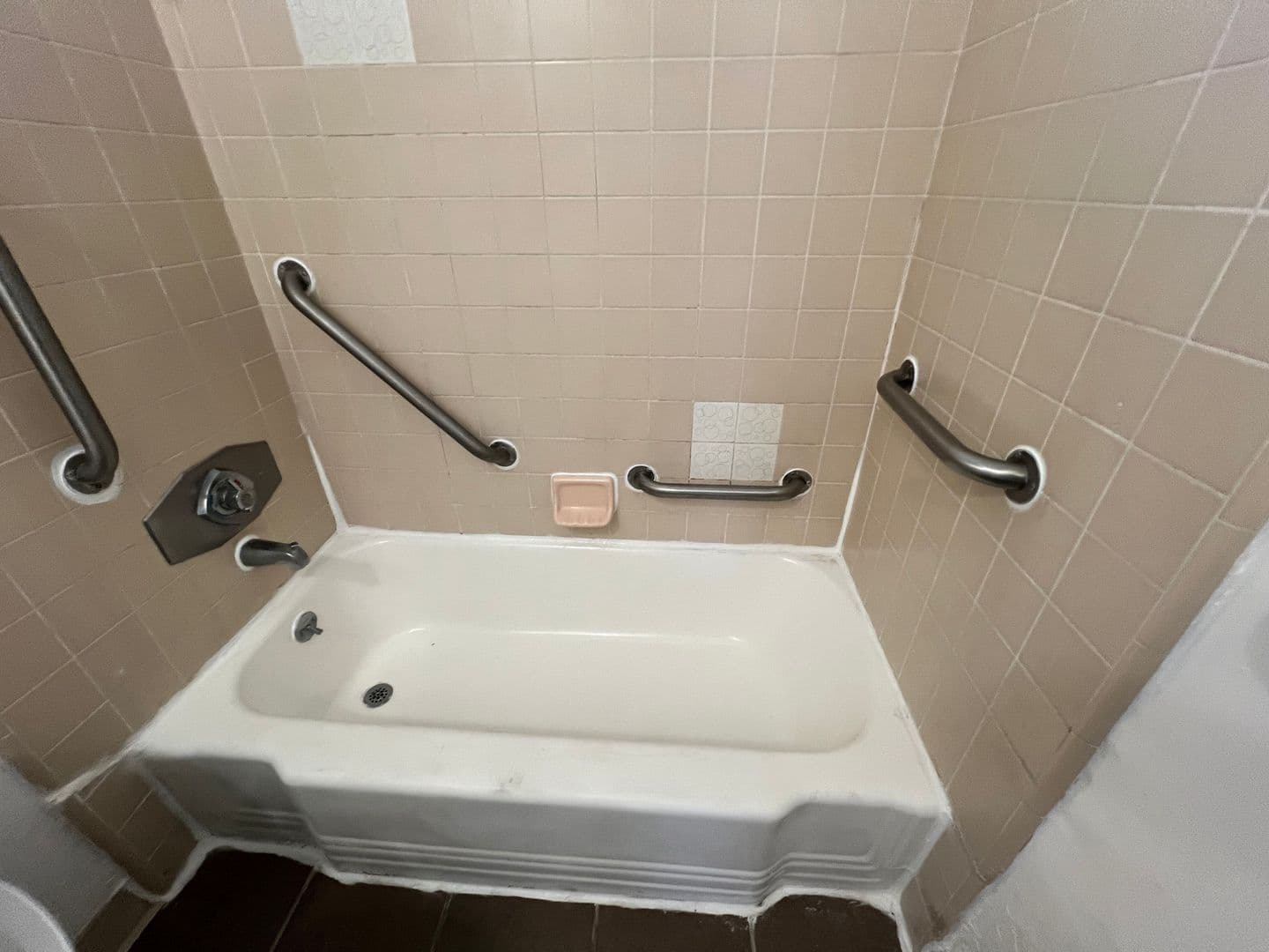 Los Angeles Apartment: 5192 West 20th St.