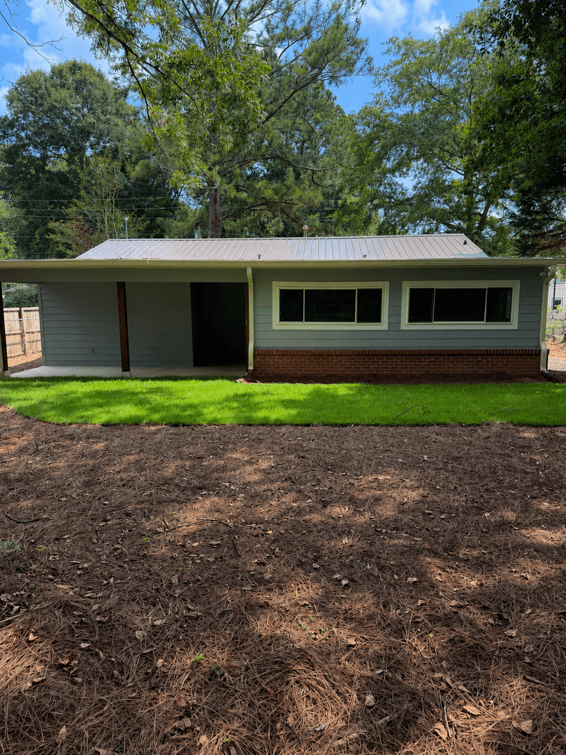 Auburn House: 358 West Drake Ave