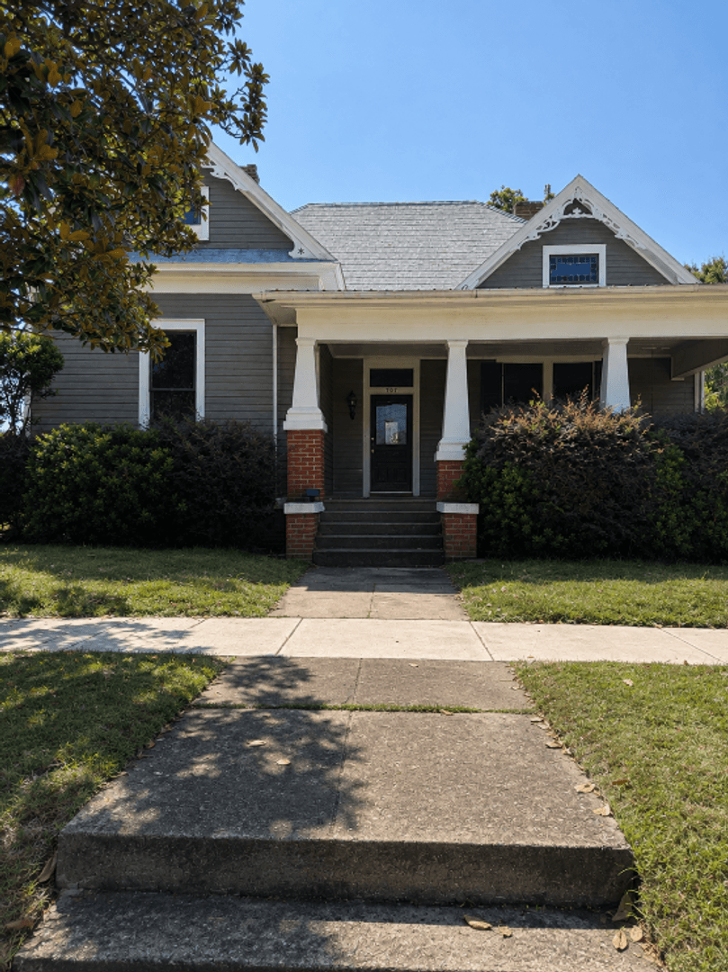 Opelika House: 707 Ave. D