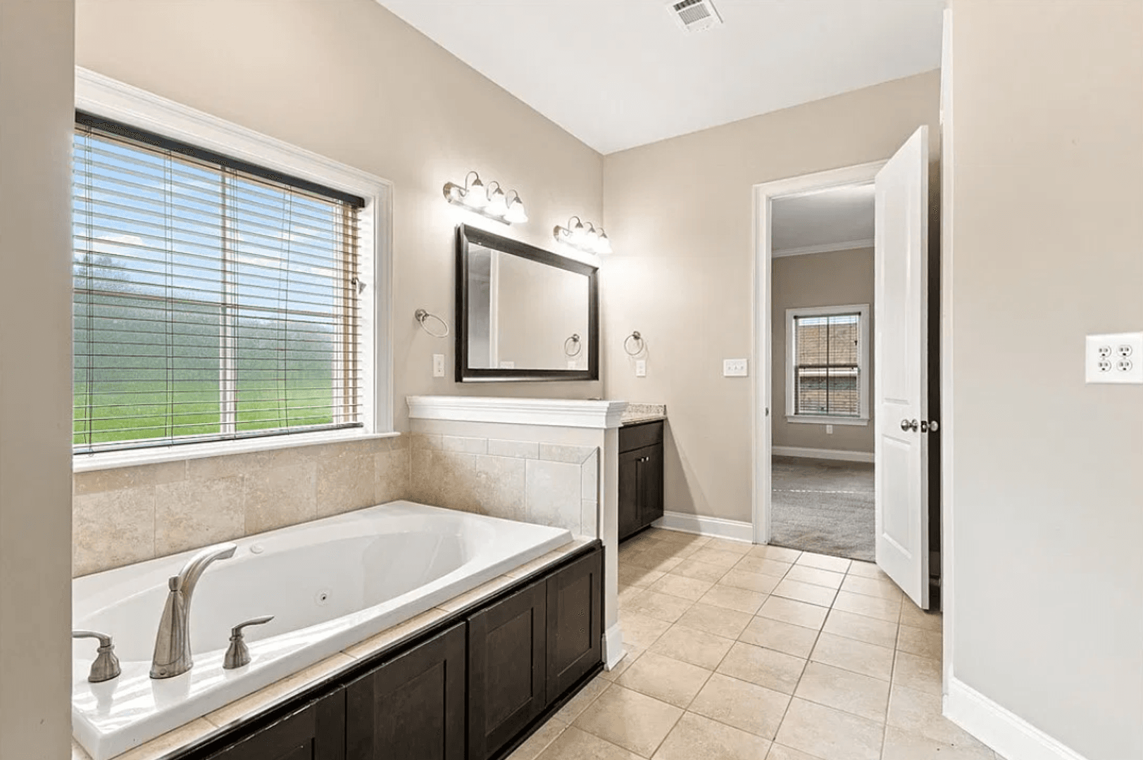 Opelika House: 856 Violet Ln