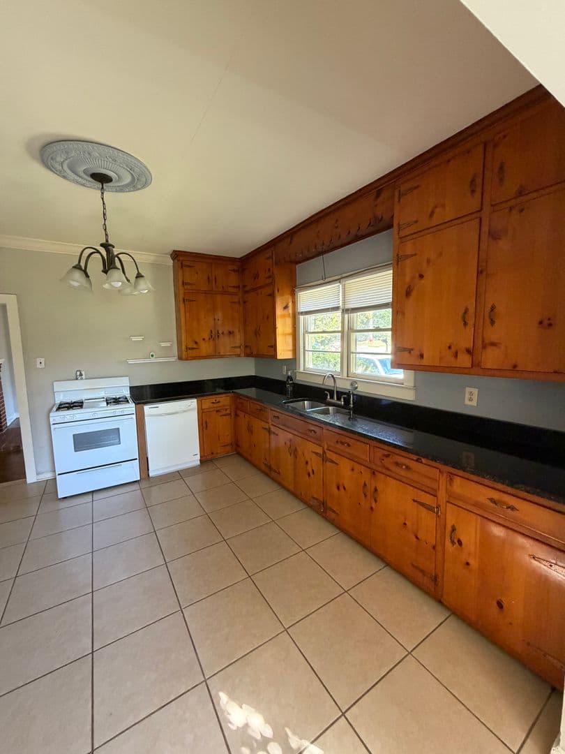 Opelika House: 2205 2nd Ave.