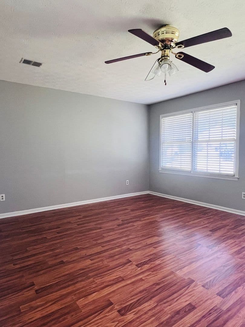 Auburn Apartment: 108-110 Lacosta Circle