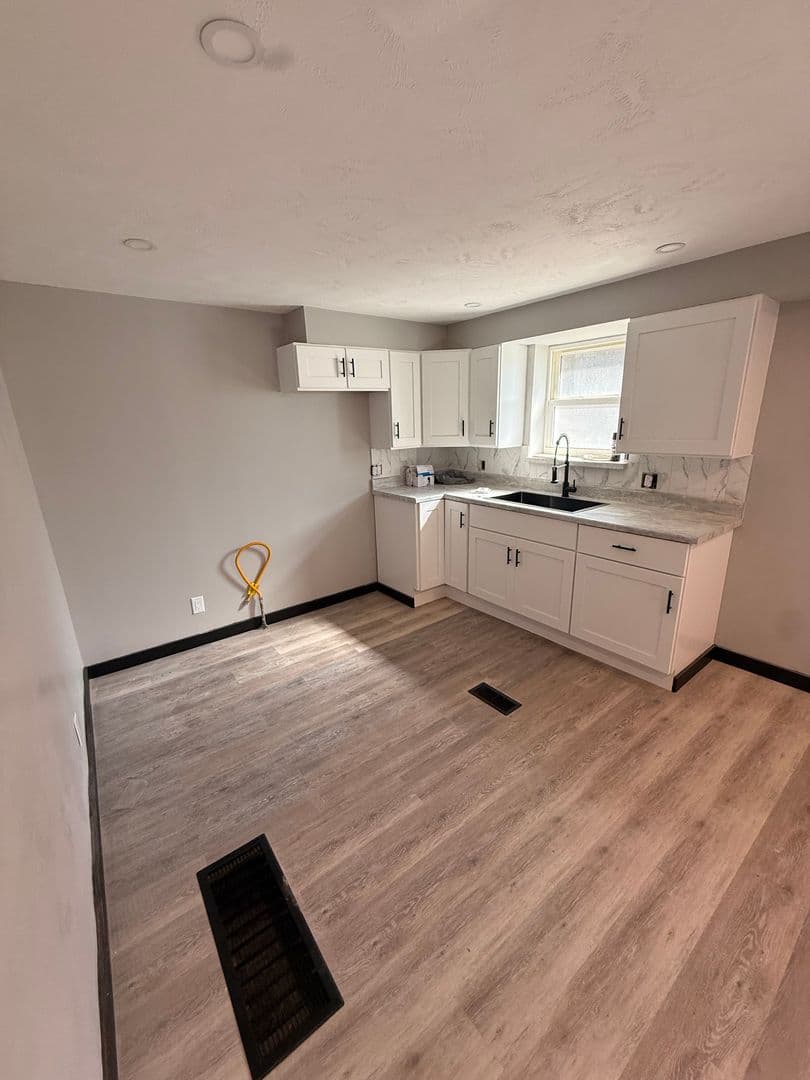 Arnold Apartment: 1600 Woodmont Avenue