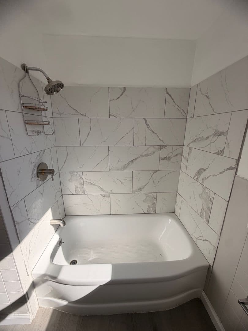 Arnold Apartment: 1941 Woodmont Avenue