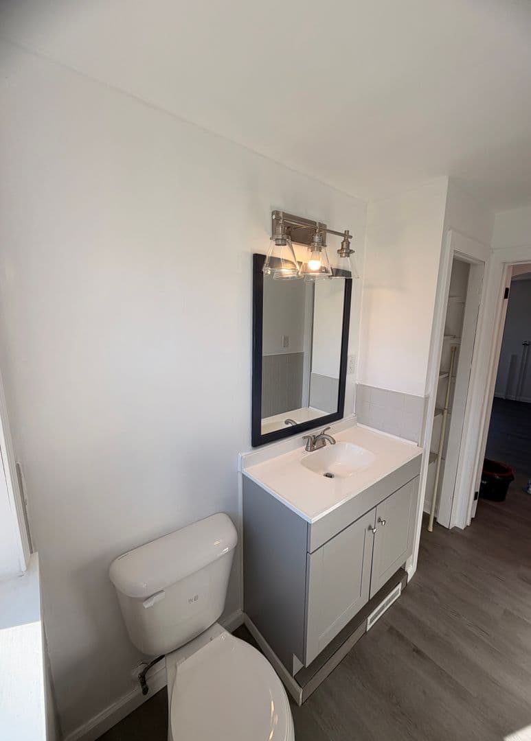 Arnold Apartment: 1941 Woodmont Avenue