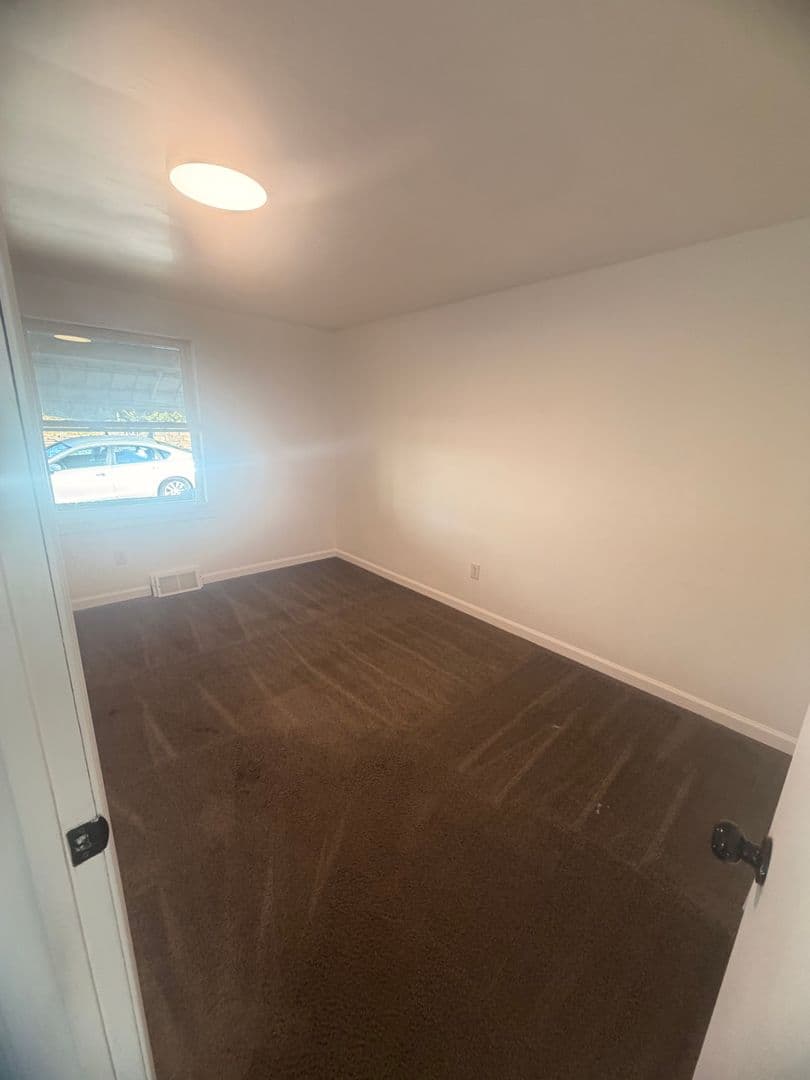 Arnold Apartment: 1941 Woodmont Avenue