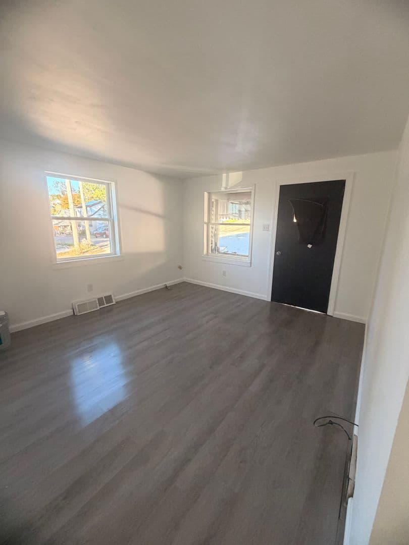 Arnold Apartment: 1941 Woodmont Avenue