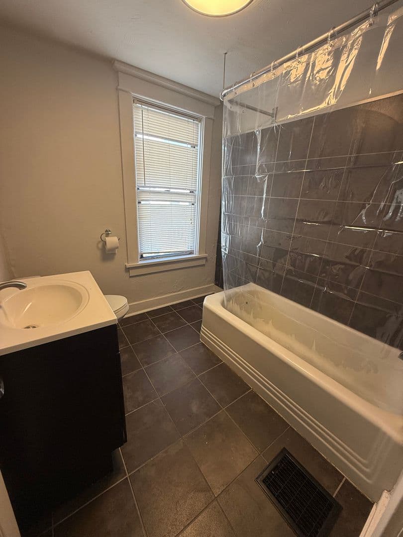 Vandergrift Apartment: 529 Walnut Street