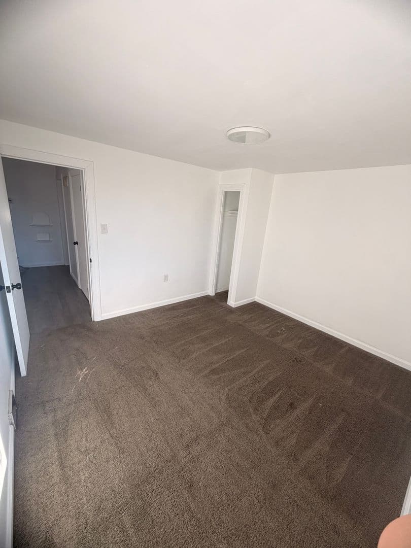 Arnold Apartment: 1941 Woodmont Avenue