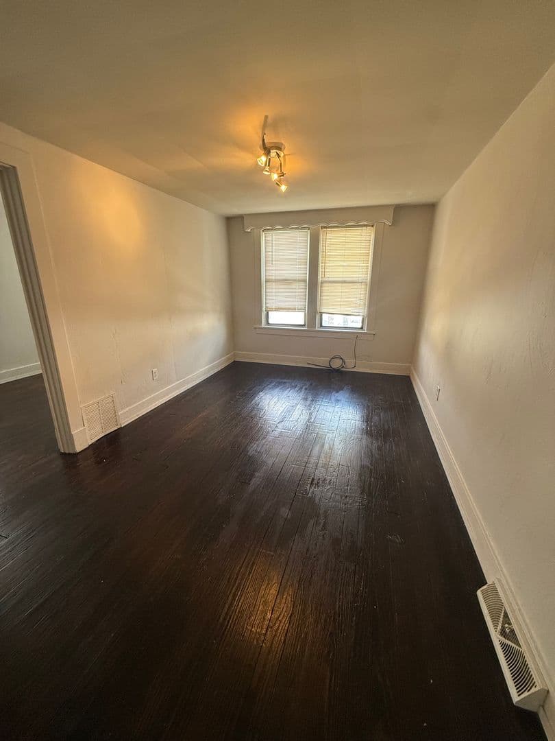 Vandergrift Apartment: 529 Walnut Street